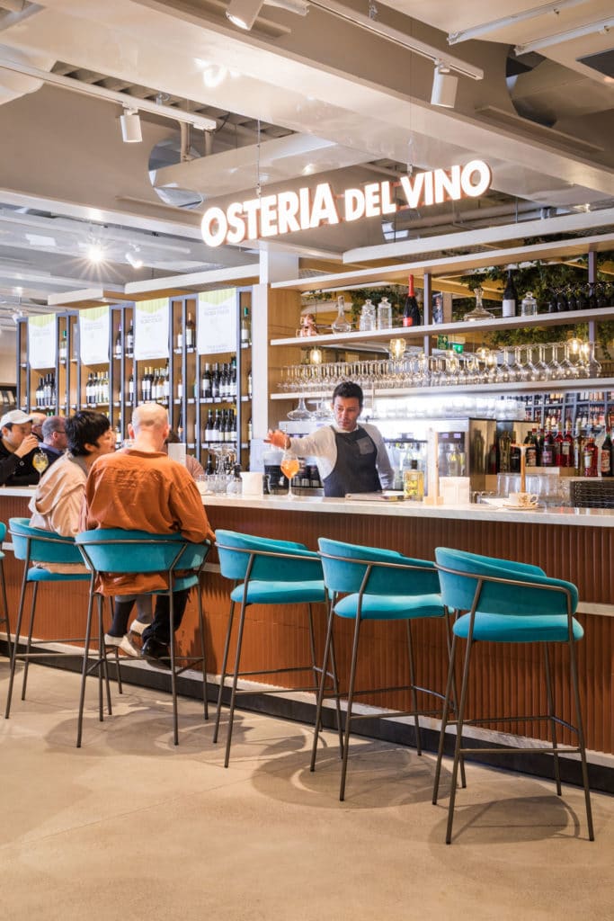 La cave à vin et le comptoir bar pour déguster une sélection de vins italiens