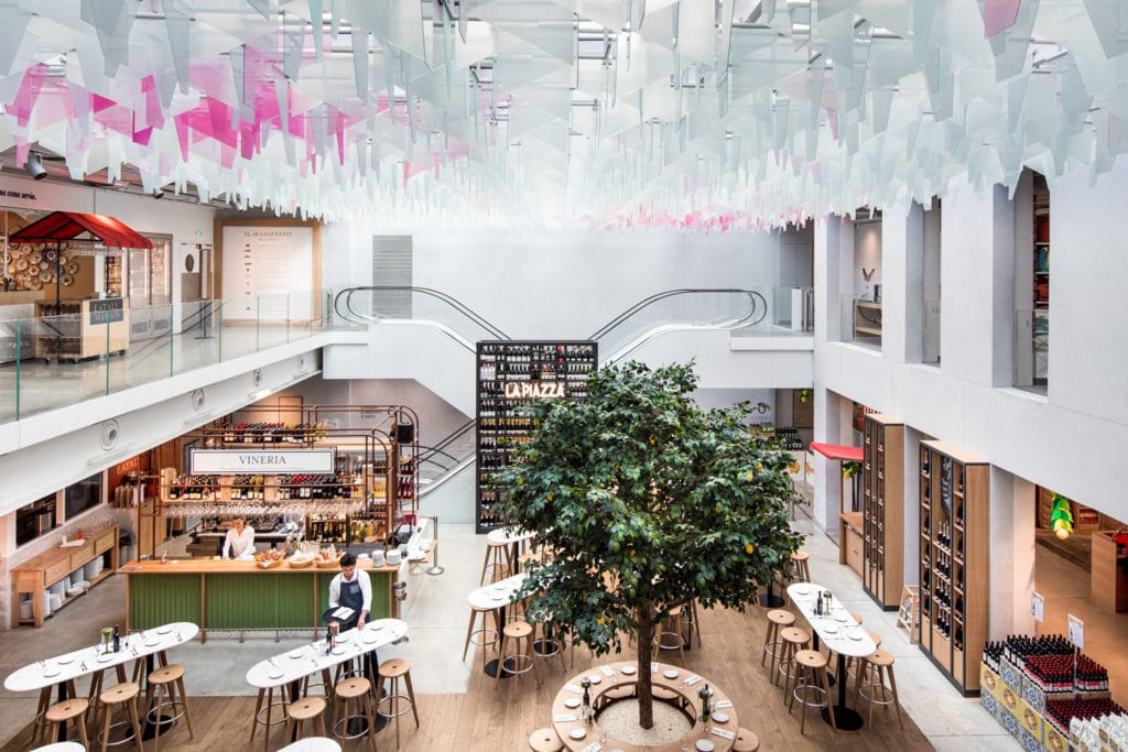 La verrière imaginée par Martin Boyce éclaire la piazza du magasin Eataly