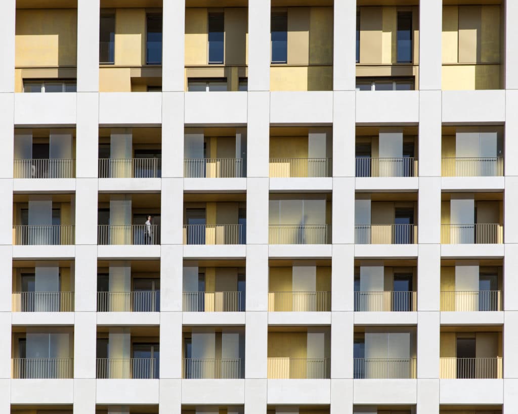 Façade géométrique en béton et verre